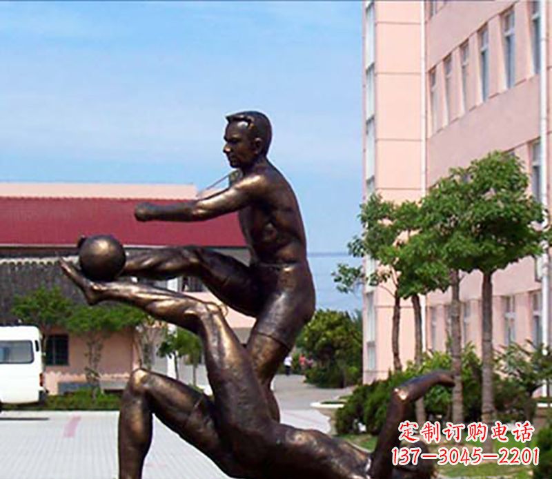 山东踢足球人物广场小品铜雕