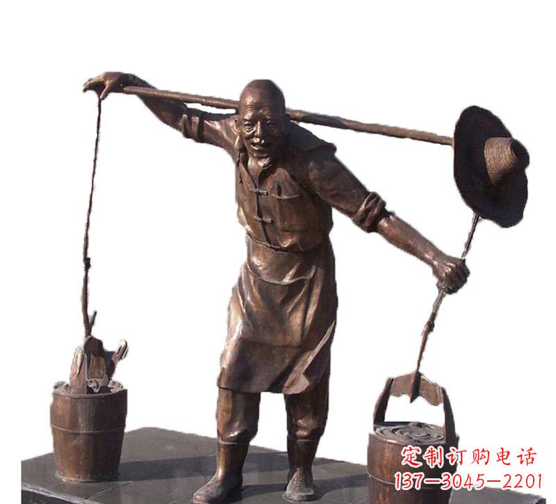 山东挑扁担的老人铜雕