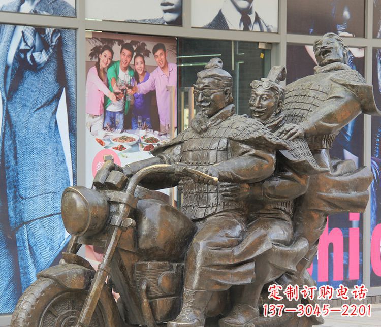 山东铜雕步行街骑摩托人物雕塑