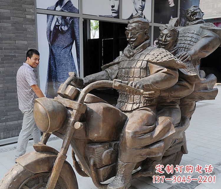 山东铜雕街头骑摩托人物雕塑