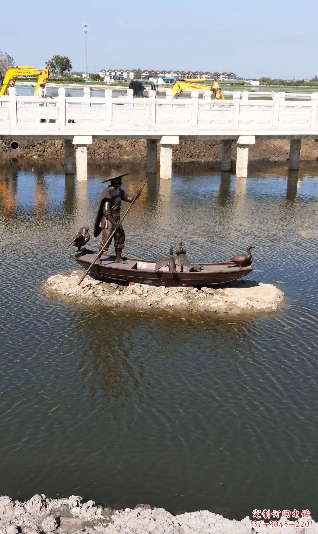 山东铜雕渔夫撑船打鱼雕塑 湖边景观雕塑