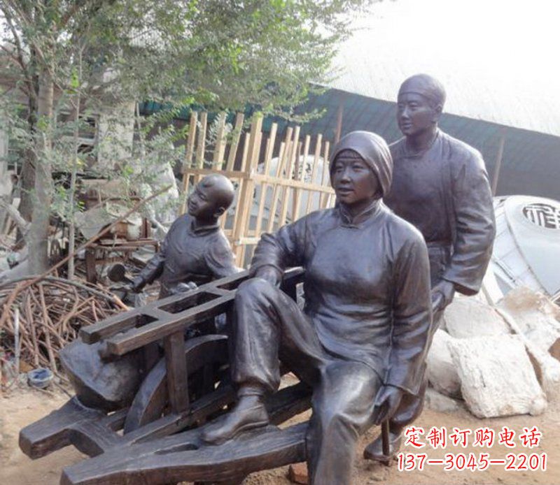 山东推独轮车人物铜雕