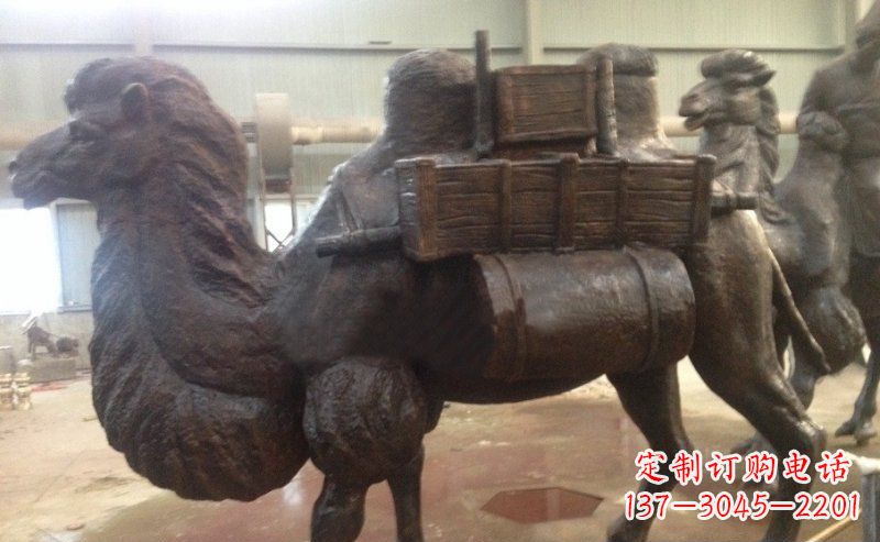 山东驮着东西的骆驼公园动物铜雕
