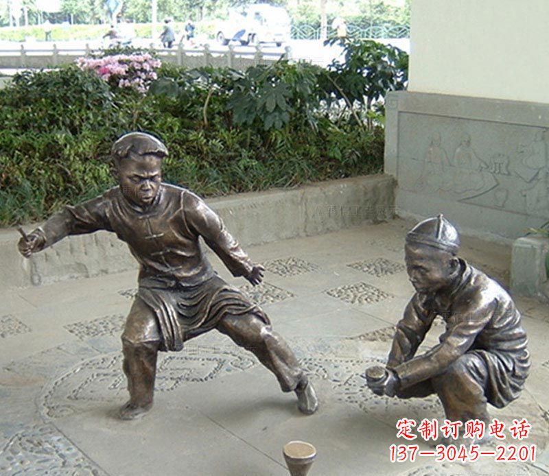 山东玩陀螺的古代儿童铜雕