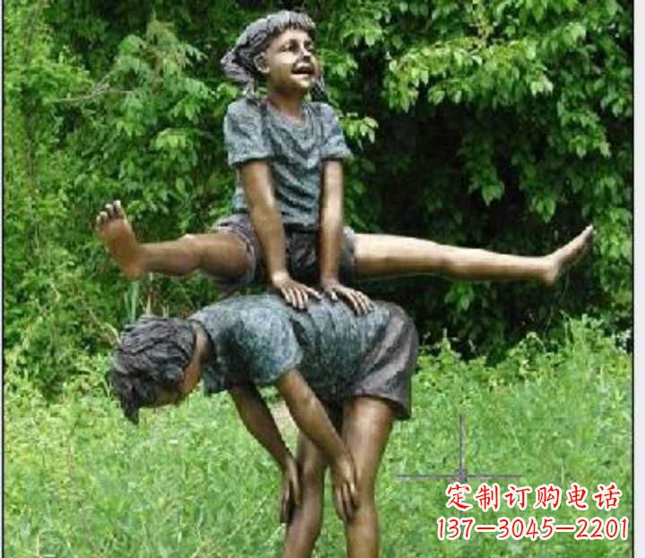 山东玩跳山羊的儿童铜雕