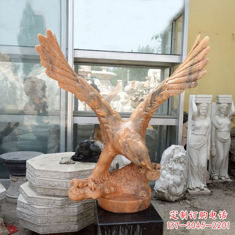 山东晚霞红老鹰石雕塑