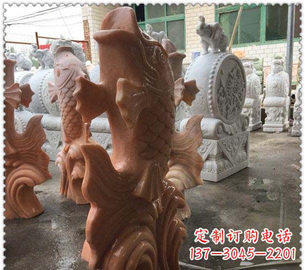 山东晚霞红喷水鲤鱼公园石雕