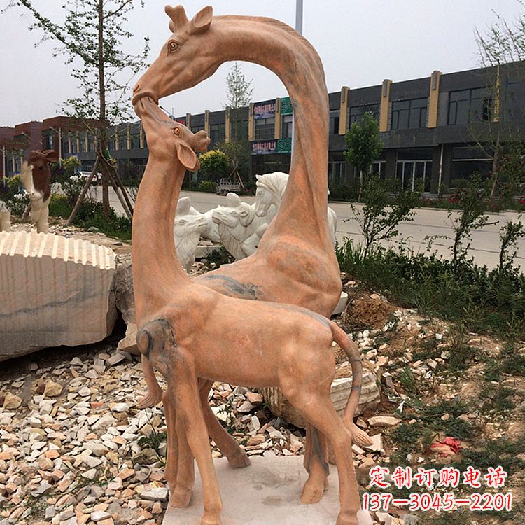 山东晚霞红石雕长颈鹿-校园公园母子亲情景观雕塑