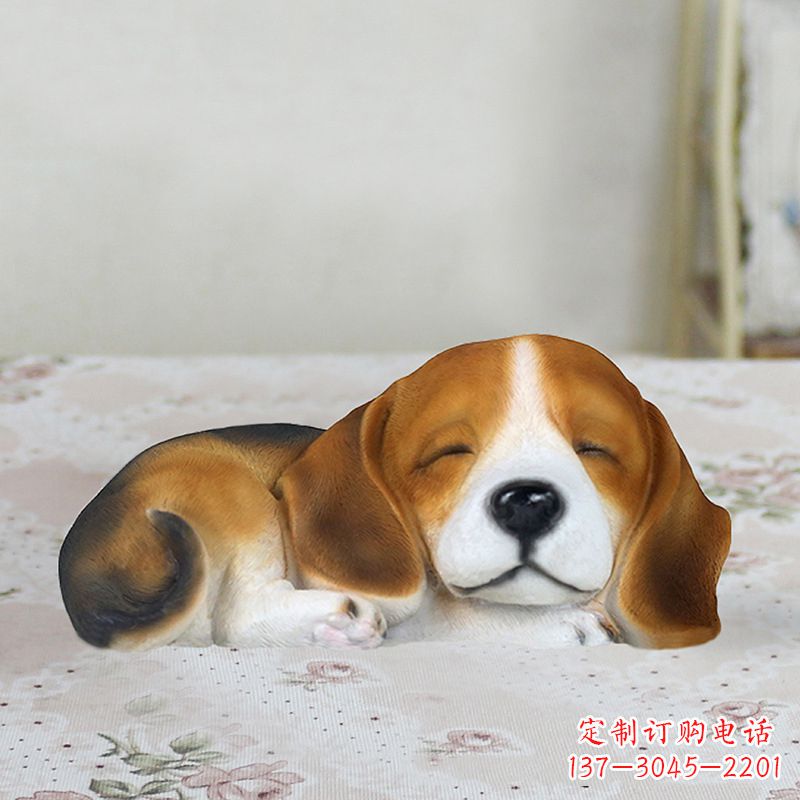山东卧姿比格犬仿真雕塑,睡觉的小狗狗是内美陈动物雕塑摆件