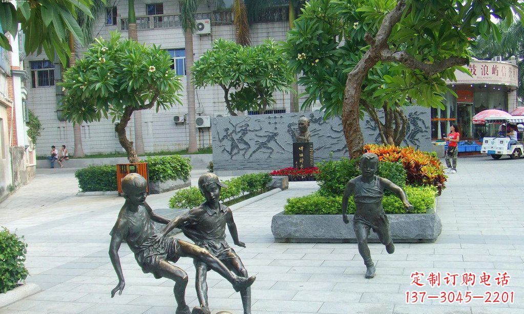 山东小孩踢足球铜雕