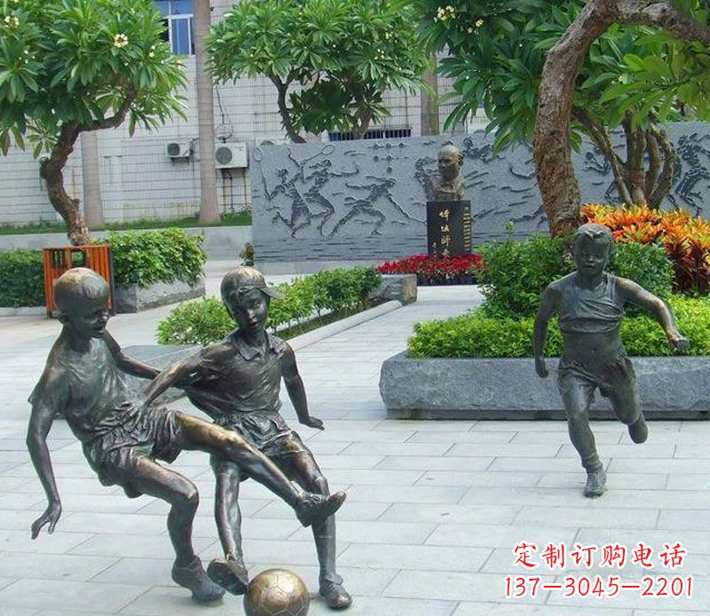 山东小孩踢足球公园景观铜雕