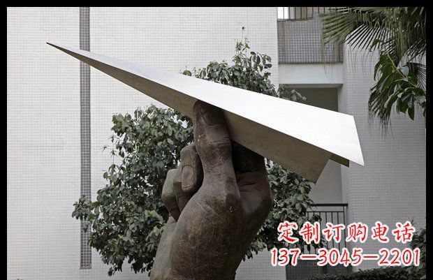 山东小区不锈钢手拿纸飞机雕塑