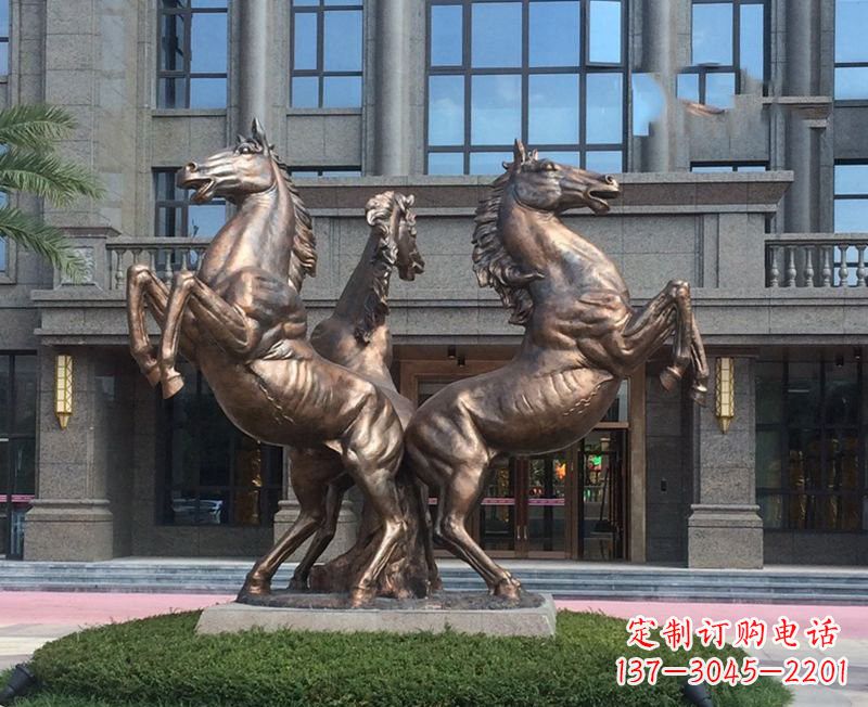 山东小区立马铜雕