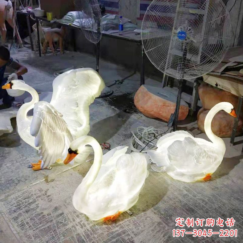 山东小区园林草坪发光天鹅景观雕塑摆件