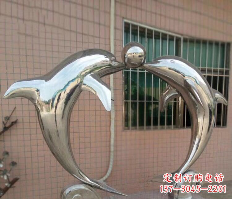 山东校园不锈钢海豚顶球雕塑
