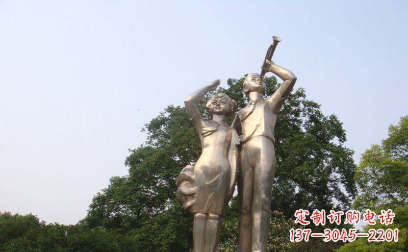 山东校园吹军号敬礼的小学生人物景观铜雕