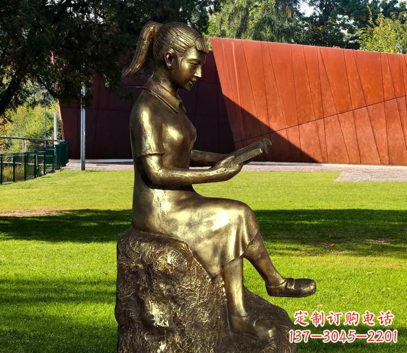 山东校园看书的女孩铜雕