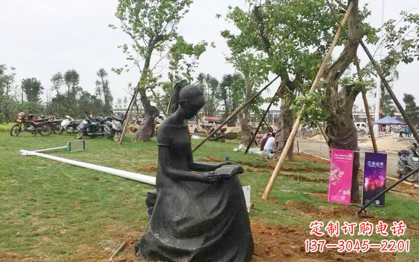山东校园看书女孩雕塑