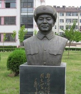 山东校园雷锋铜像