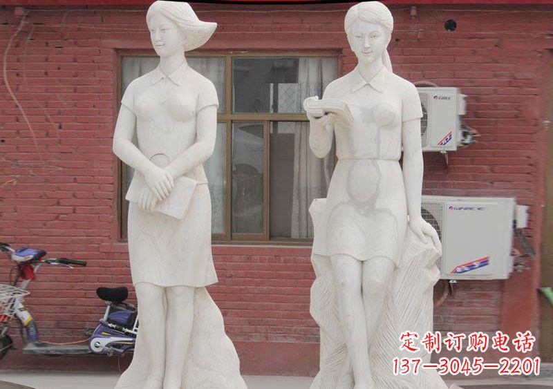 山东校园拿书本的学生石雕