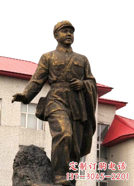 山东行走的雷锋铜雕