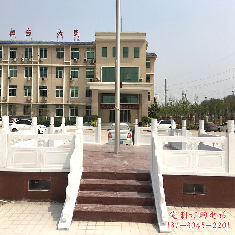 山东学校广场石雕升旗台