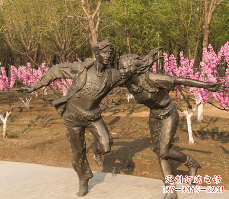 山东游玩的情侣铜雕