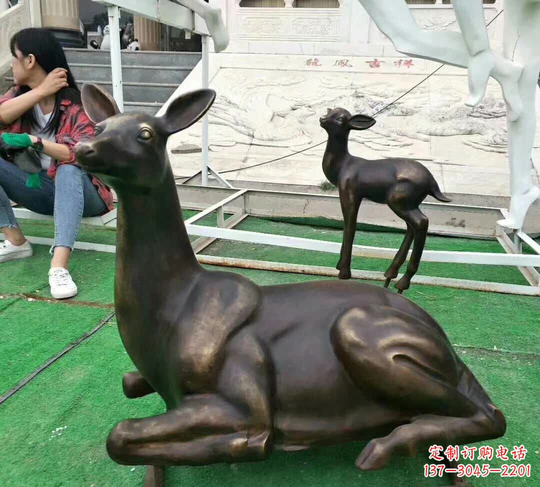 山东铸铜广场动物鹿雕塑