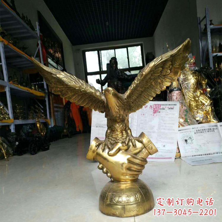 山东铸铜老鹰雕塑大展宏图