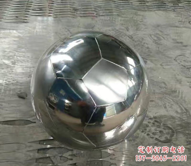 山东足球不锈钢体育器材雕塑