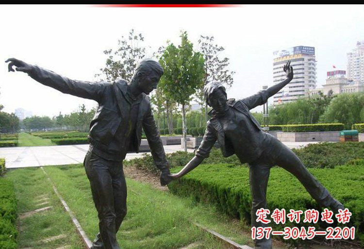 山东走铁轨的情侣铜雕